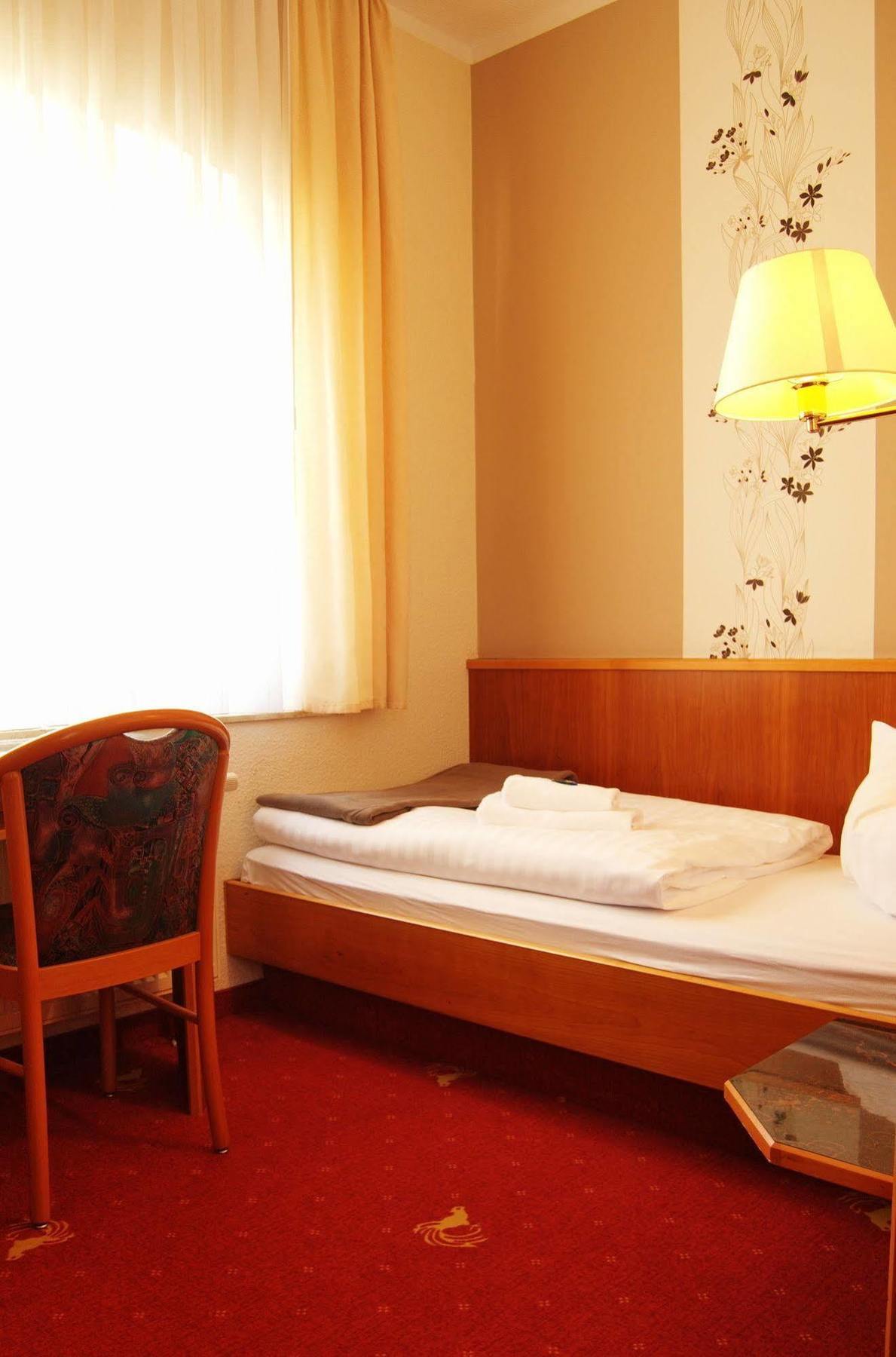 Hotel Goldener Fasan โอราเนียนบัมเวอร์ลิทซ์ ภายนอก รูปภาพ