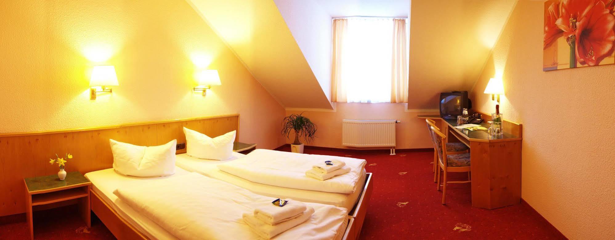 Hotel Goldener Fasan โอราเนียนบัมเวอร์ลิทซ์ ภายนอก รูปภาพ