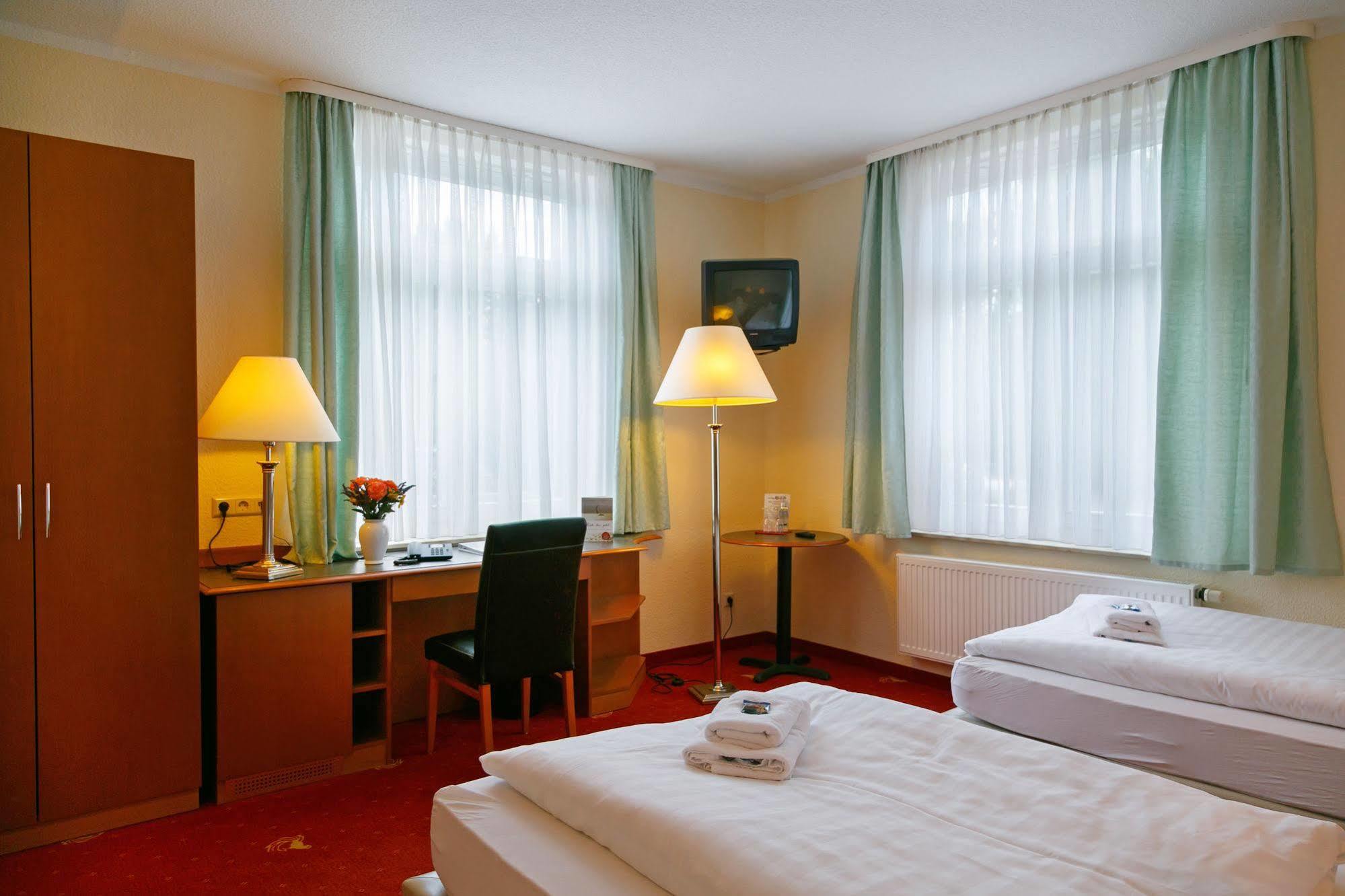 Hotel Goldener Fasan โอราเนียนบัมเวอร์ลิทซ์ ภายนอก รูปภาพ