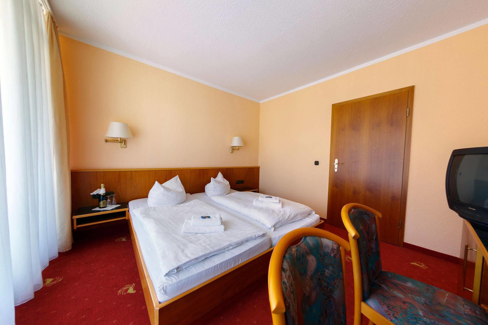 Hotel Goldener Fasan โอราเนียนบัมเวอร์ลิทซ์ ภายนอก รูปภาพ